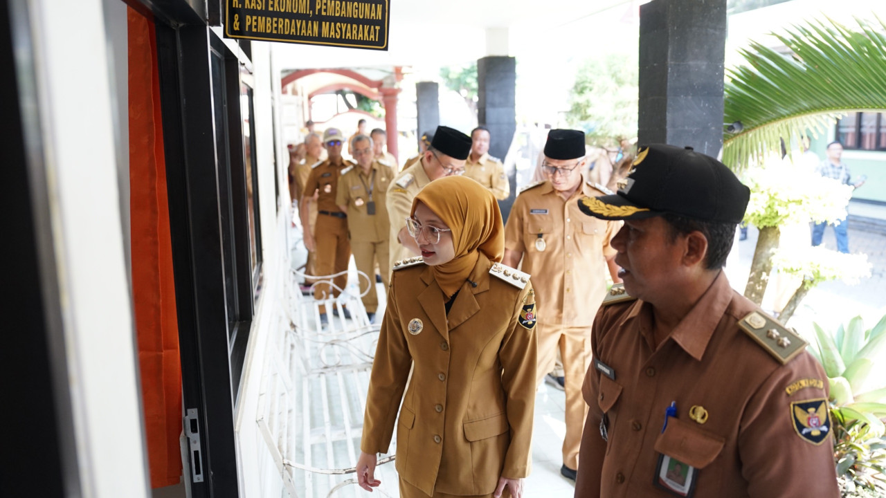 Mbak Vinanda saat meninjau Kelurahan Kaliombo usai memimpin apel. (Foto: Pemkot Kediri/jatimnow.com)