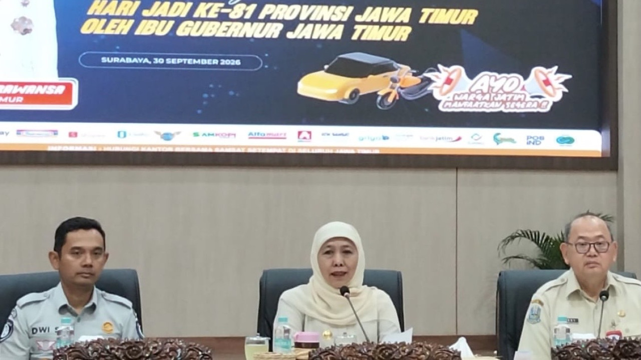 Gubernur Jawa Timur Khofifah Indar Parawansa saat rilis pembebasan pajak daerah. (Foto: Ni'am Kurniawan/jatimnow.com)
