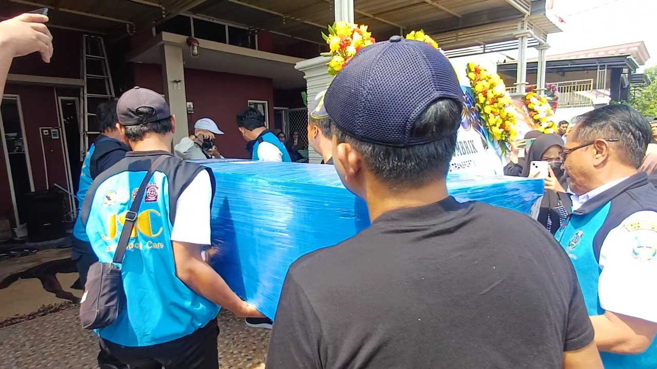 Pemakaman Korban Kru KM Virgo Transport 8 asal Lamongan Diwarnai Isak Tangis Keluarga