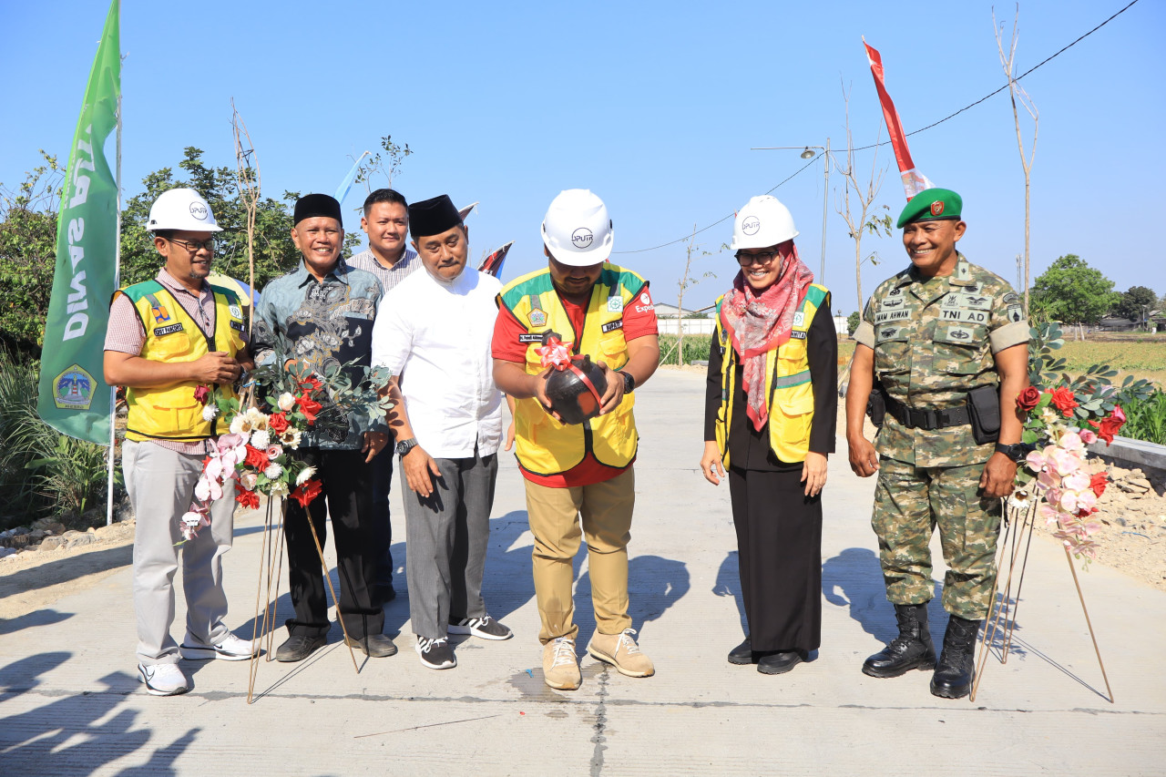 Bupati Yani Resmikan Betonisasi JPD Klampok-Munggugebang Benjeng Gresik