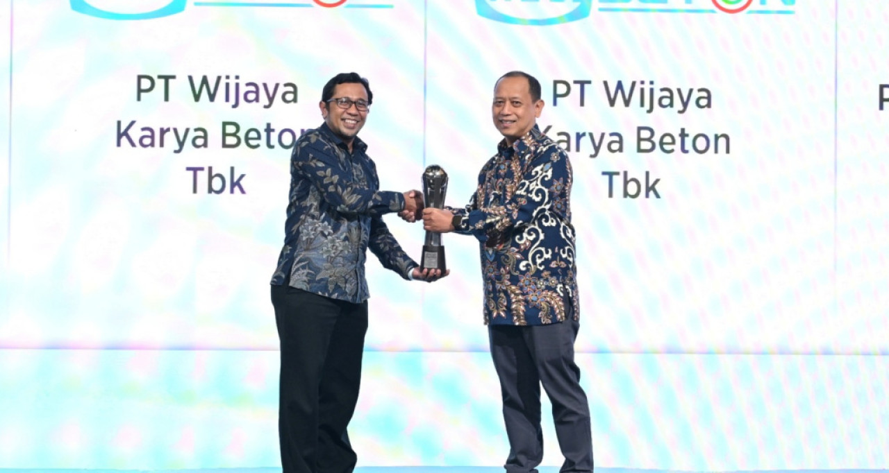ESG Project Management Senior Manager SIG, Arif Kurniawan (kiri) menerima penghargaan Katadata ESG Insight (KESGI) Award 2026. (Foto: SIG for jatimnow.com)
