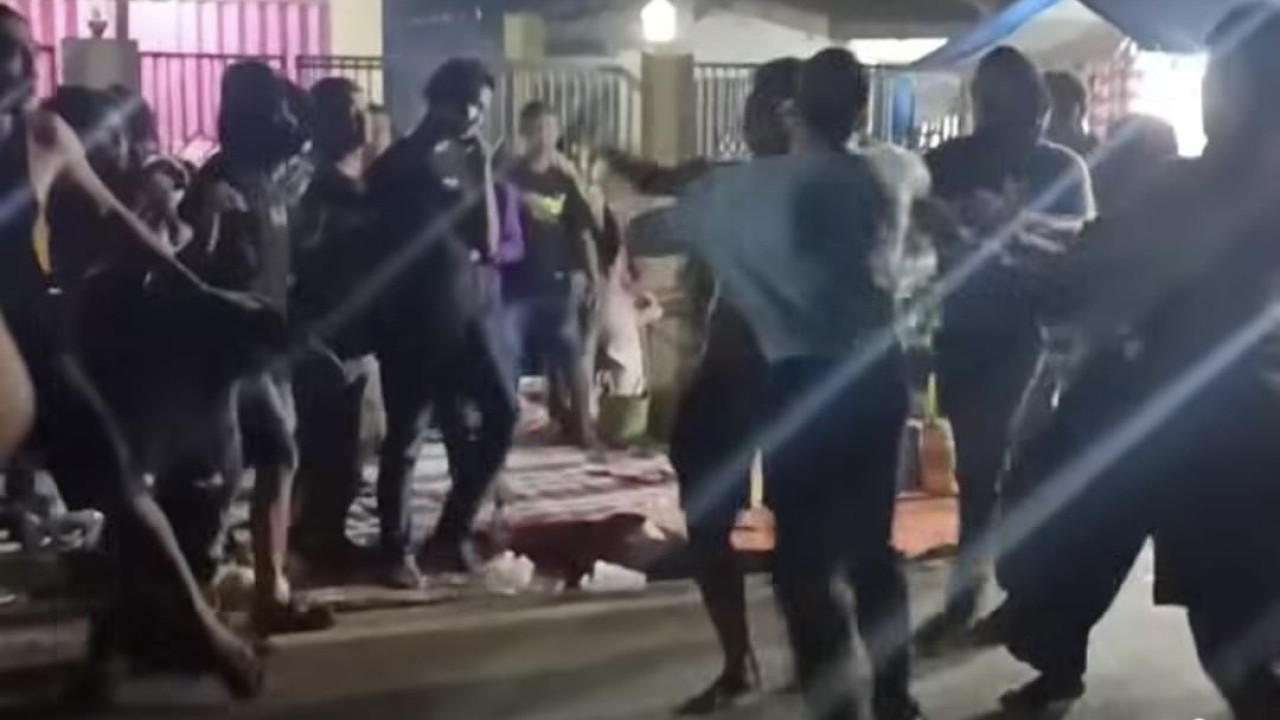 Viral Video Perkelahian Diduga Penonton di Karnaval Gumukmas Jember