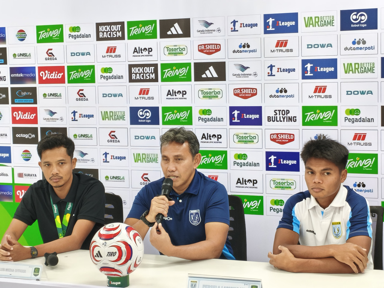 Pelatih Persela Lamongan Bima Sakti saat Perscon sebelum pertandingan Persela kontra PSBS. (Foto : Adyad Ammy Iffansah/jatimnow.com)