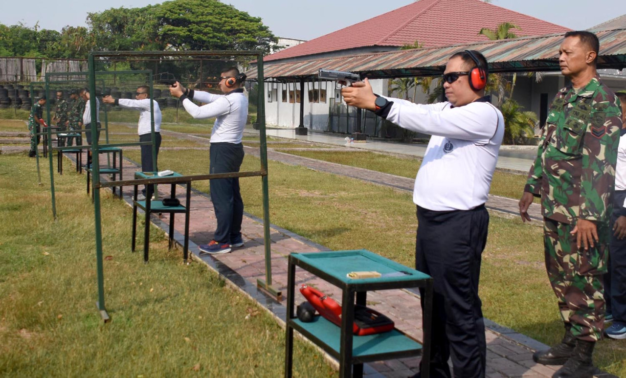 Perwira Brigif 2 Marinir mengasah kemampuan menembak pistol sekaligus memperkuat profesionalisme, soliditas, dan jiwa korsa. (Foto: Ainul Yakin for jatimnow.com)