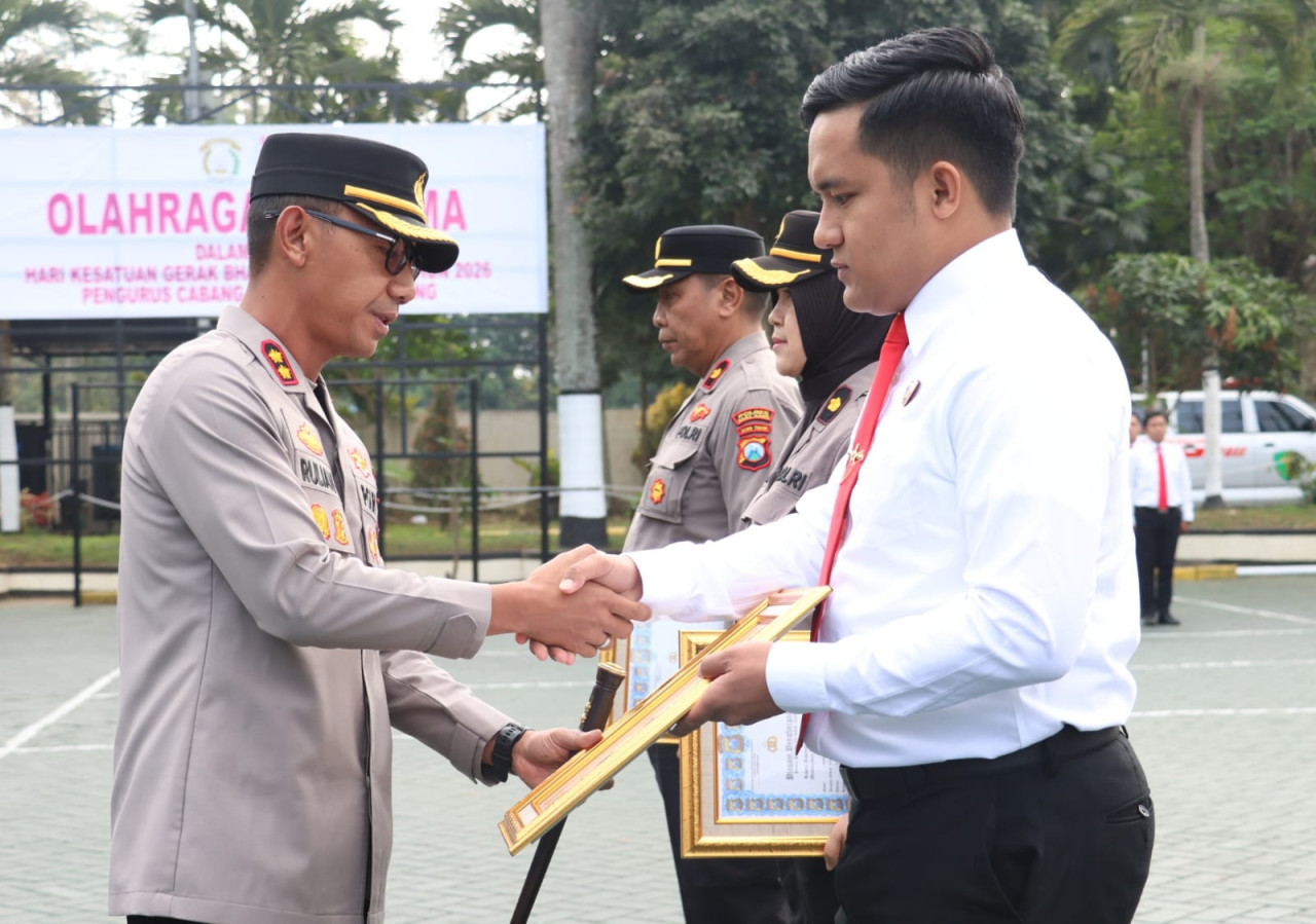 Kapolres Malang Beri Penghargaan 65 Anggota Berdedikasi Tinggi