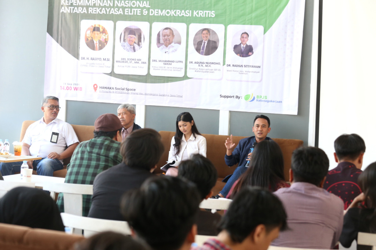 Wakil Rektor Umsura Radius Setiyawan saat menjadi pemateri dalam diskusi publik di Hanaka Social Space, Surabaya, Jumat (04/9/2026). (Foto: Ali Masduki/jatimnow.com)