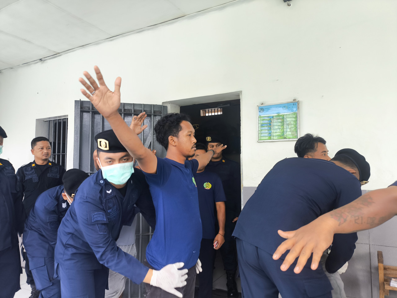 Petugas menggeledah warga binaan Lapas Tulungagung. (Foto: Lapas Tulungagung for jatimnow.com)