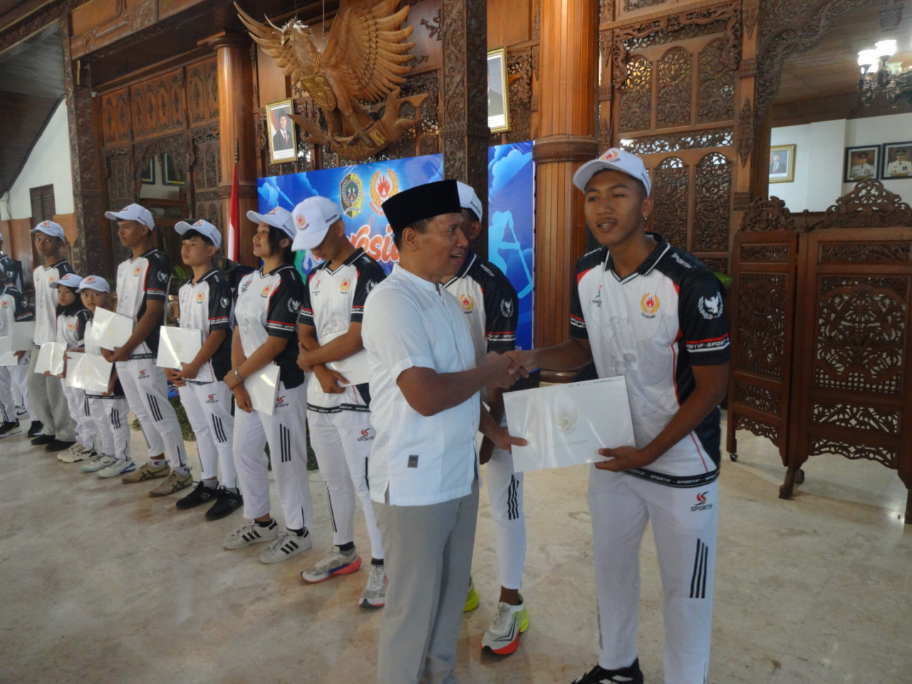 Plt Bupati Tulungagung, Ahmad Baharudin saat menyerahkan reward kepada atlet. (Foto: Bramanta/jatimnow.com)