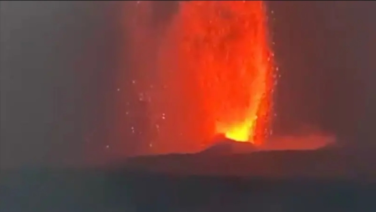 Erupsi Gunung Anak Krakatau pada 4 September 2026 (foto: GRGARAGE)