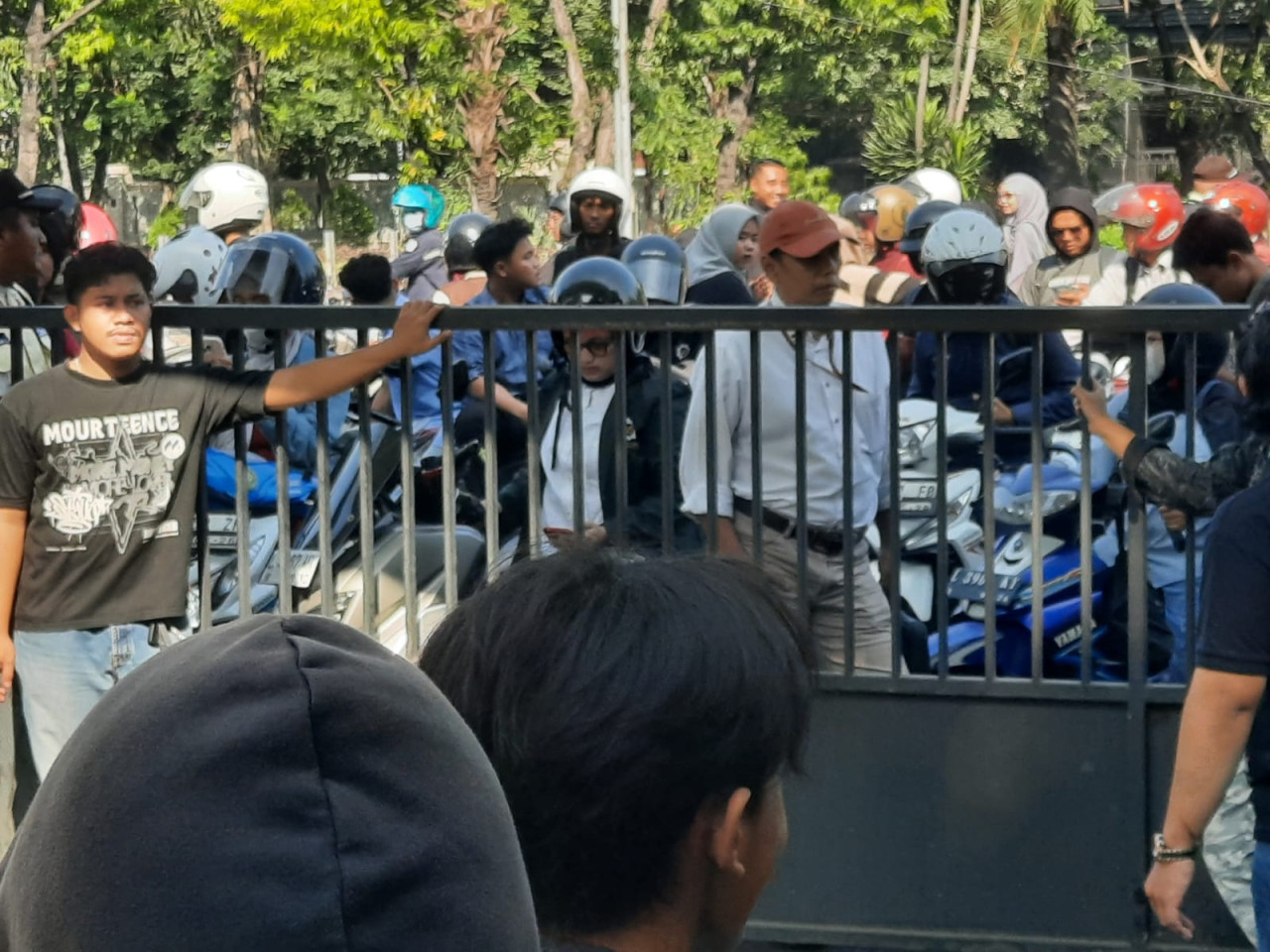 Mahasiswa UINSA segel kampus, tuntut rektor segera mundur. (Foto: Ni'am/jatimnow.com))