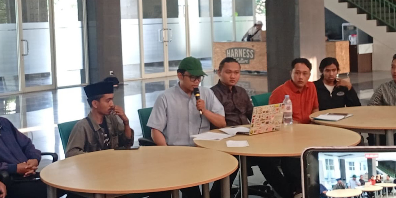 Wakil Dewan Eksekutif Mahasiswa Universitas (DEMA-U) UINSA, Fadlurahman Fazle saat jumpa pers di Gedung Twin Tower UINSA Kampus 1. (Foto: Nur Ifansyah/jatimnow.com)