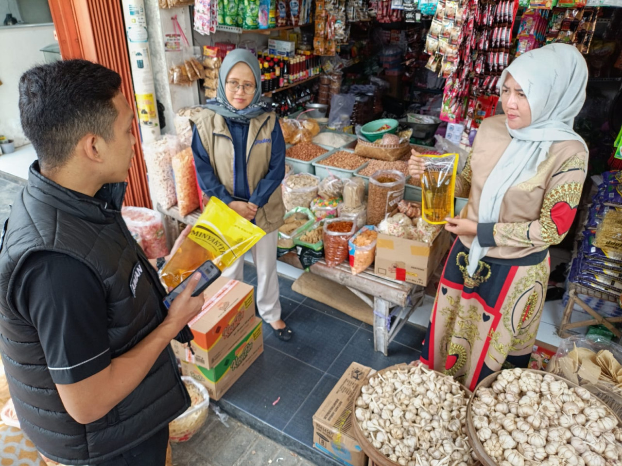 Tim Satgas Pangan Tulungagung saat lakukan pengecekan harga. (Foto: Bramanta/jatimnow.com)