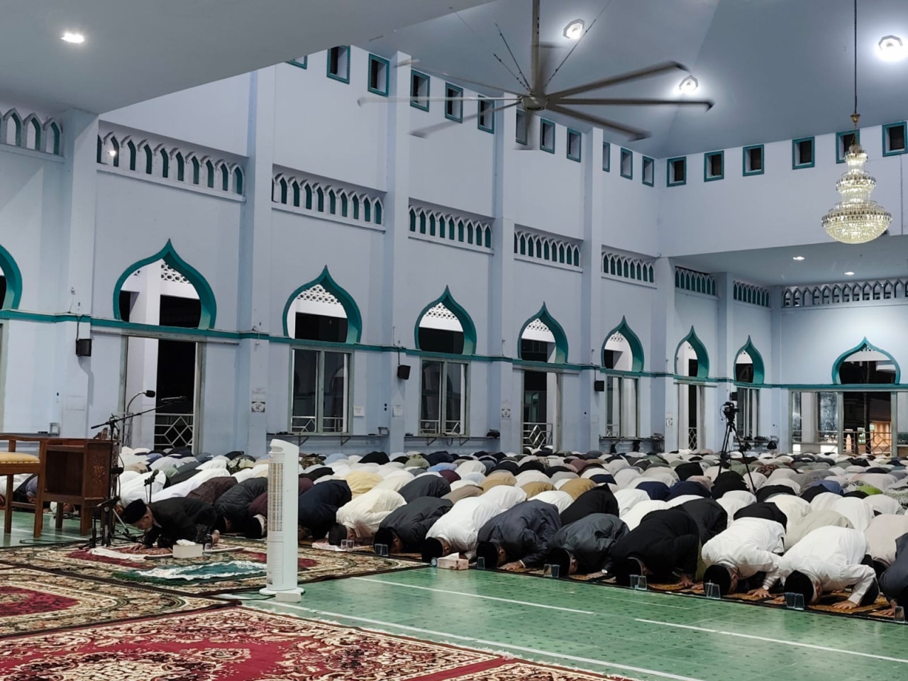 Seabad Gontor, Puluhan Ribu Alumni dan Santri Sujud Syukur di Masjid Jami PMDG