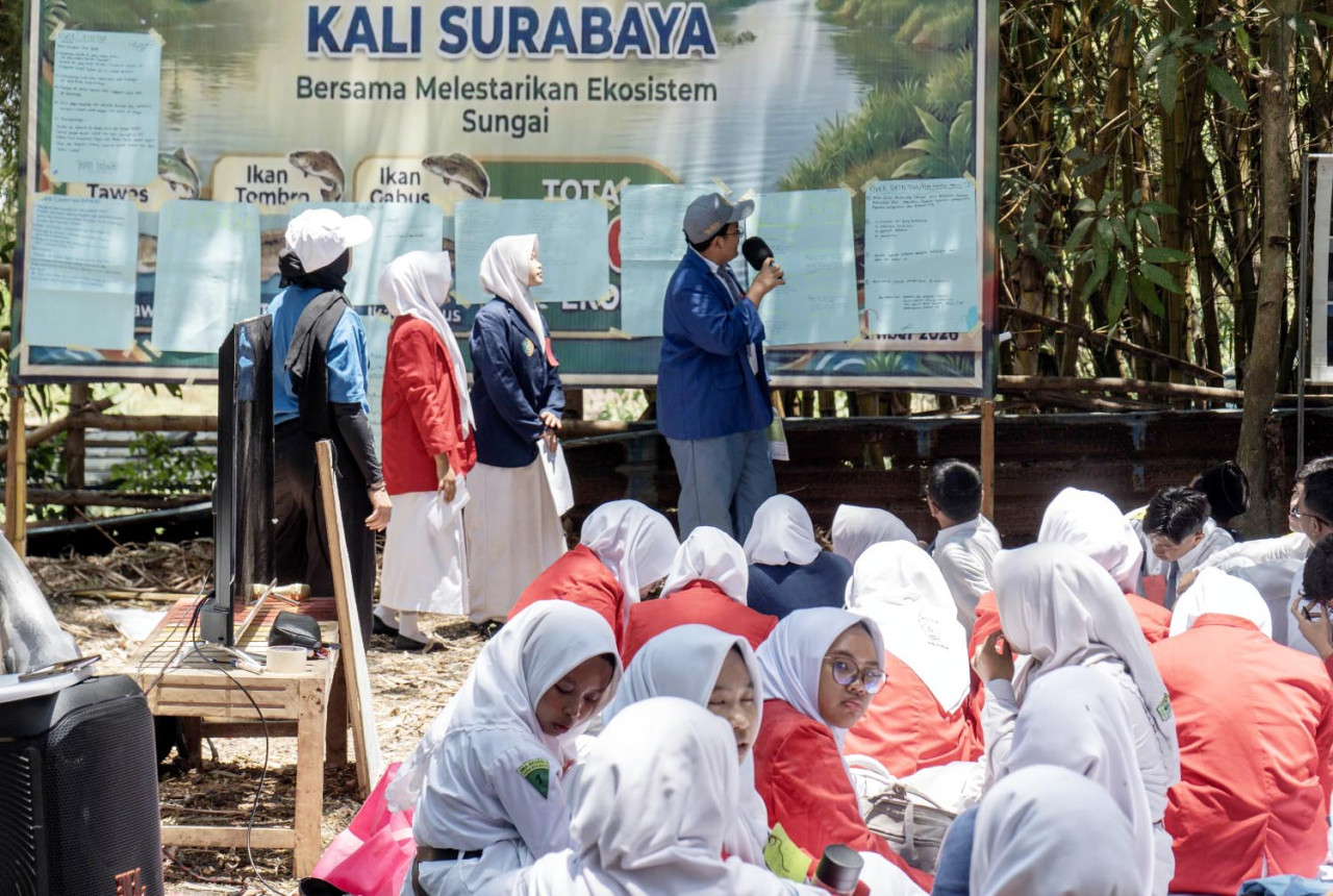Ecoton Ajak 50 Pelajar SMA Kenali Ekosistem Kali Surabaya di Gresik
