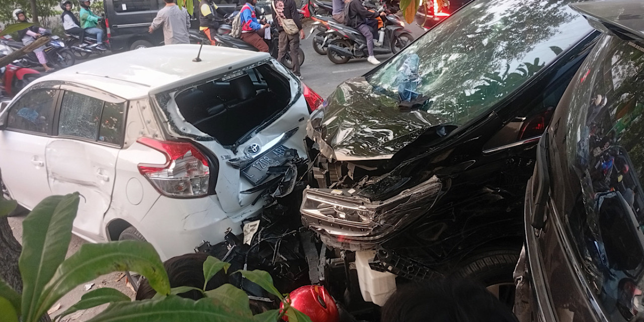 Kondisi Alphard dan sebagian mobil yang terlibat dalam kecelakaan beruntun di Menur Pumpungan. (Foto: Nur Ifansyah/jatimnow.com)