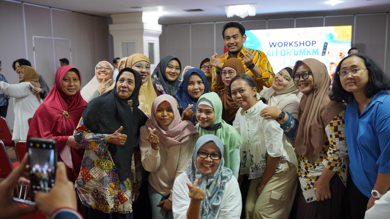 Staf Khusus Presiden Bidang UMKM dan Teknologi Digital Tiar Karbala foto bersama pelaku UMKM di Surabaya. (Foto: KSP for jatimnow.com)