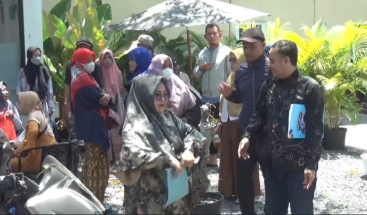 Jemaah umroh yang menjadi korban penipuan travel. (Foto: Sujianto/jatimnow.com)