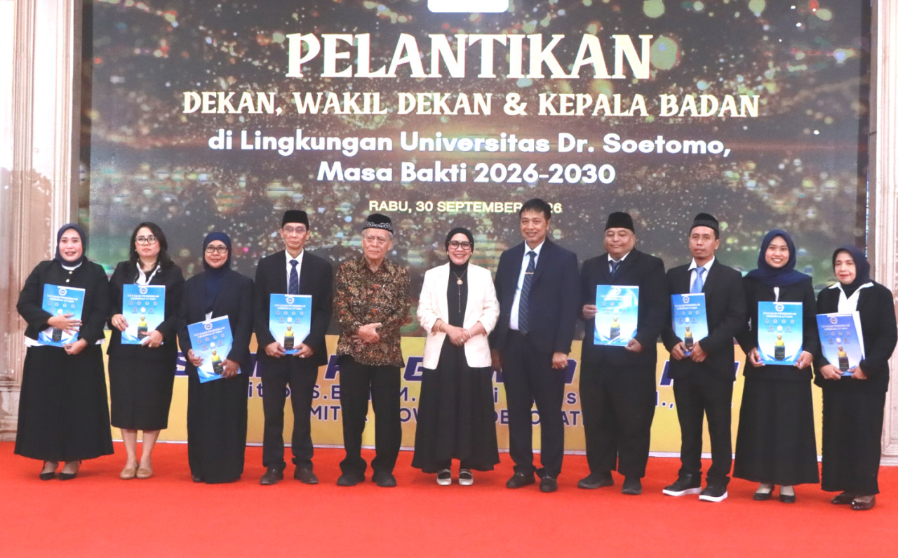 Rektor Unitomo Siti Marwiyah, bersama 8 dekan dan kepala badan baru. (Foto: Humas Unitomo for jatimnow.com)