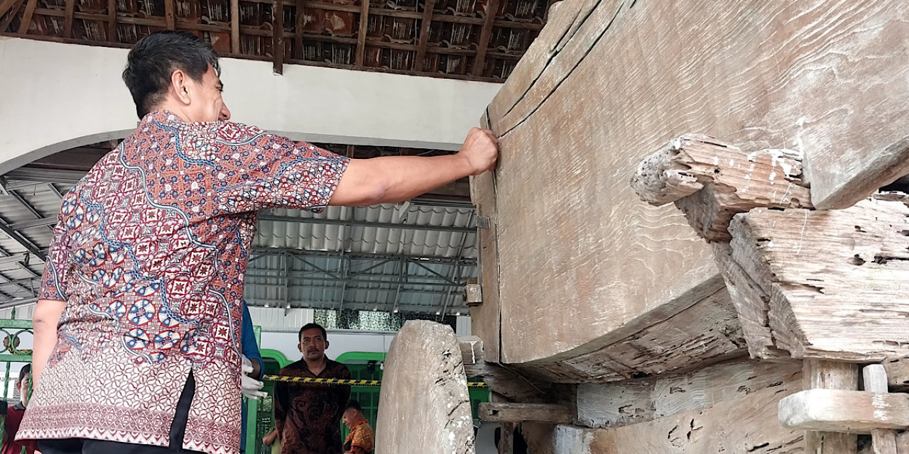 Pembersihan Bekas Vandalisme Kereta Antik Bupati Kediri Pertama Hampir Selesai