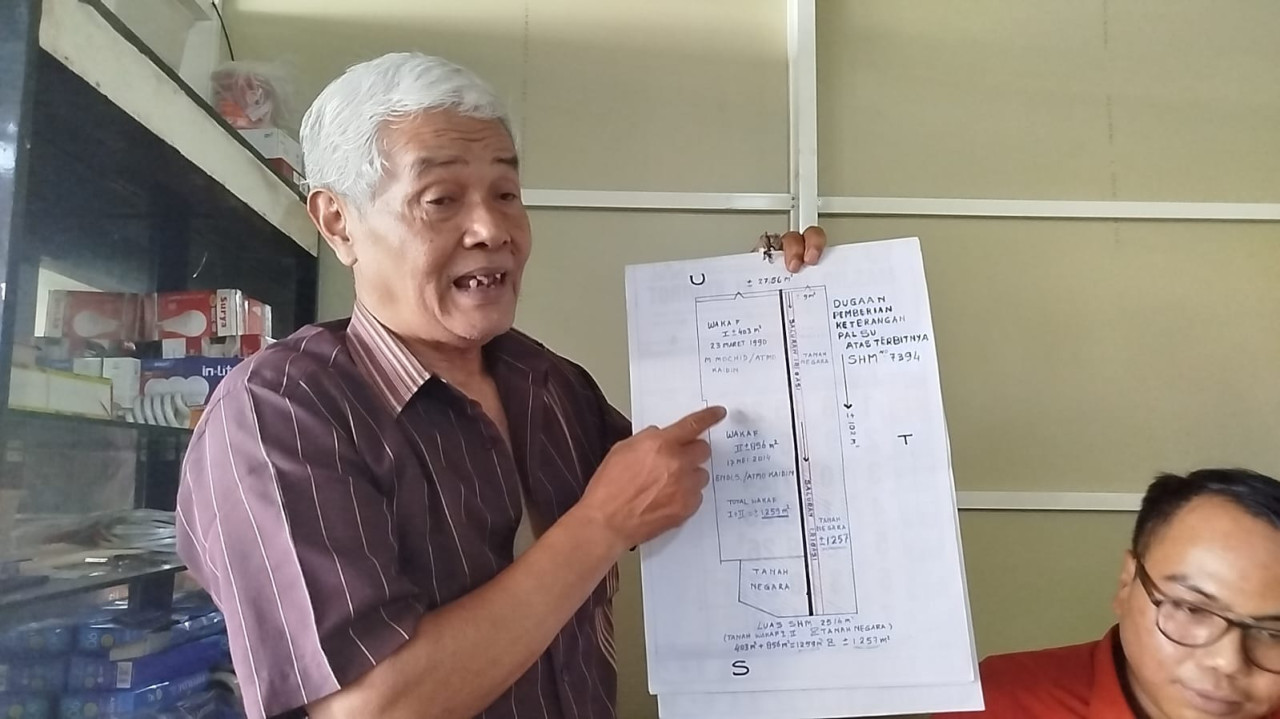 Pengurus yayasan masjid didampingi penasehat hukum menunjukkan dokumen akta wakaf (Foto: Aris/jatimnow.com))