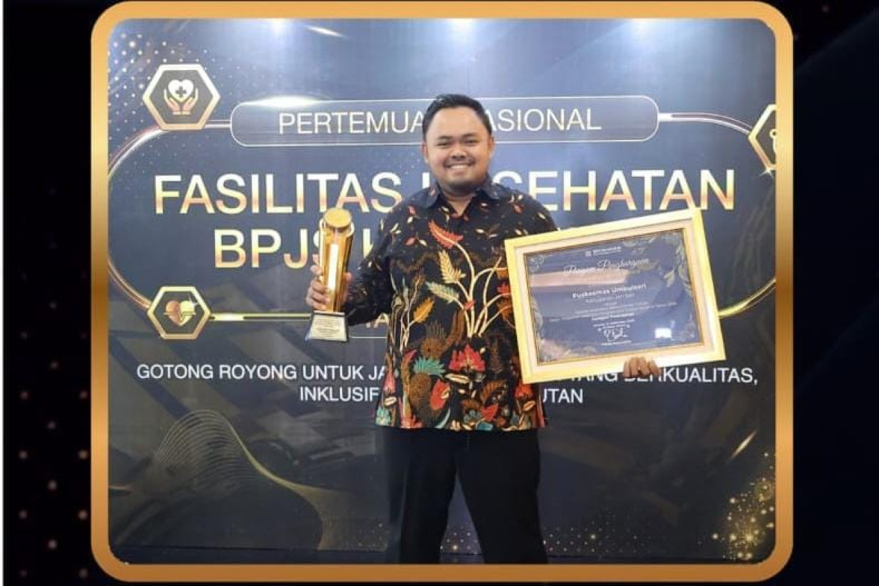 Kepala Puskesmas Umbulsari saat menerima penghargaan (Foto: Diskominfo for jatimnow.com))