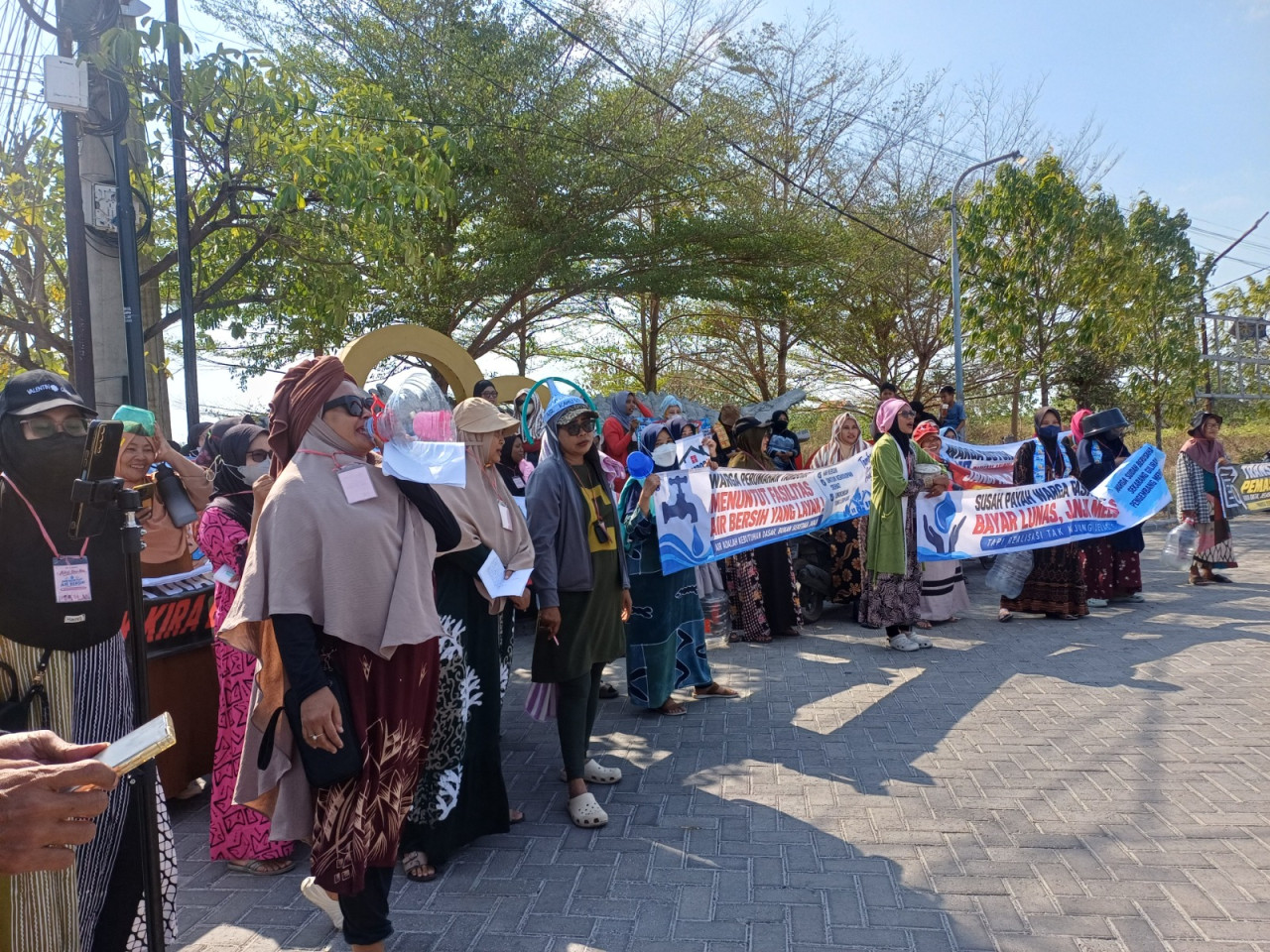 Demo emak emak Perum Tambora Lamongan soal krisis air bersih akibat kurang maksimalnya layanan PDAM. (Foto : Adyad Ammy Iffansah/jatimnow.com)