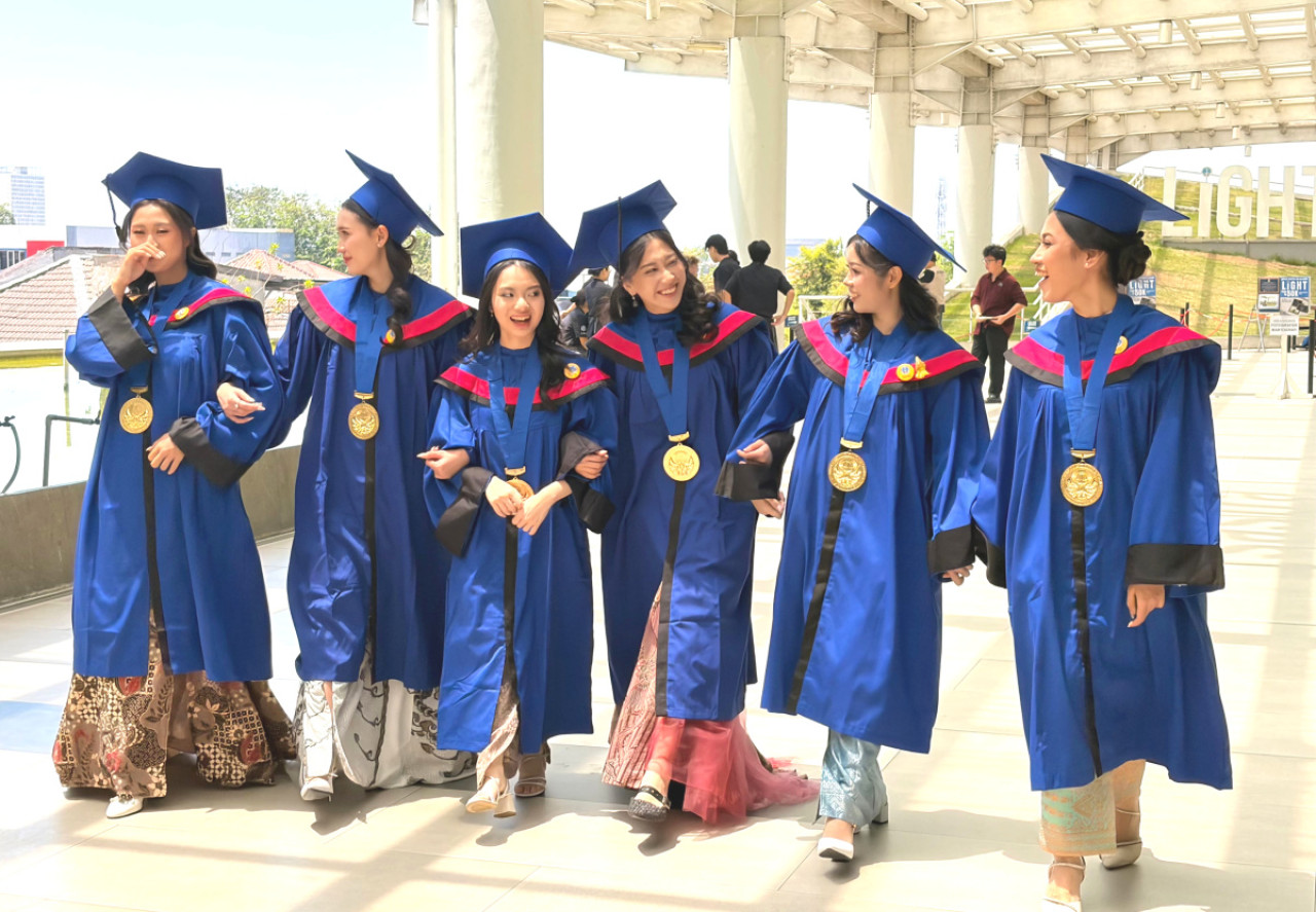 UK Petra Kukuhkan 959 Lulusan, Tekankan Integritas dan Future Skills