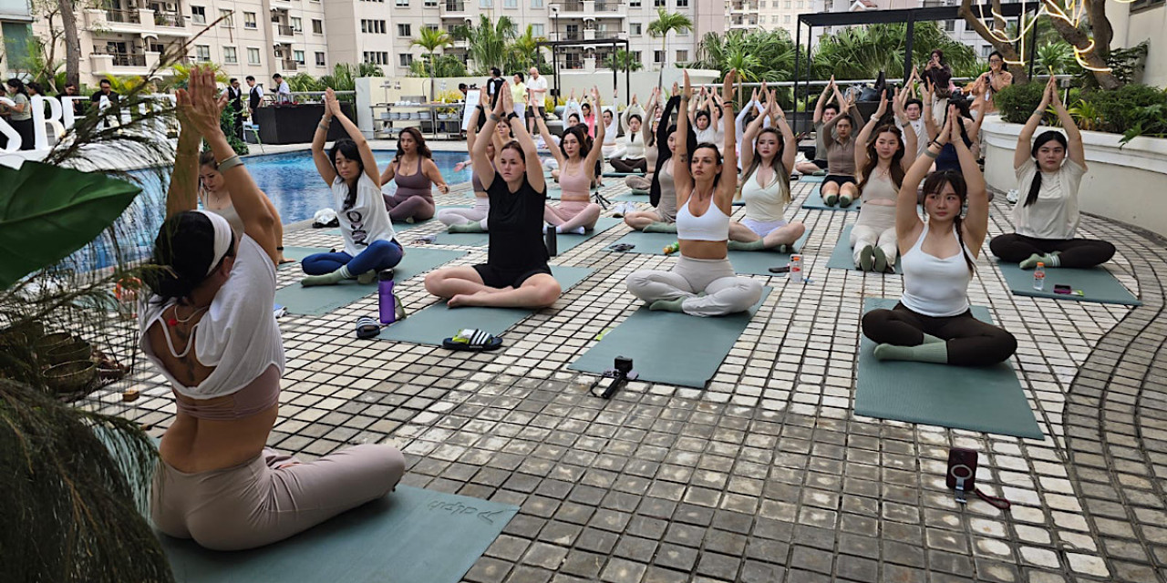 Sunset Ritual Ascott Waterplace Surabaya, Nikmati Senja dengan Yoga dan Sound Healing
