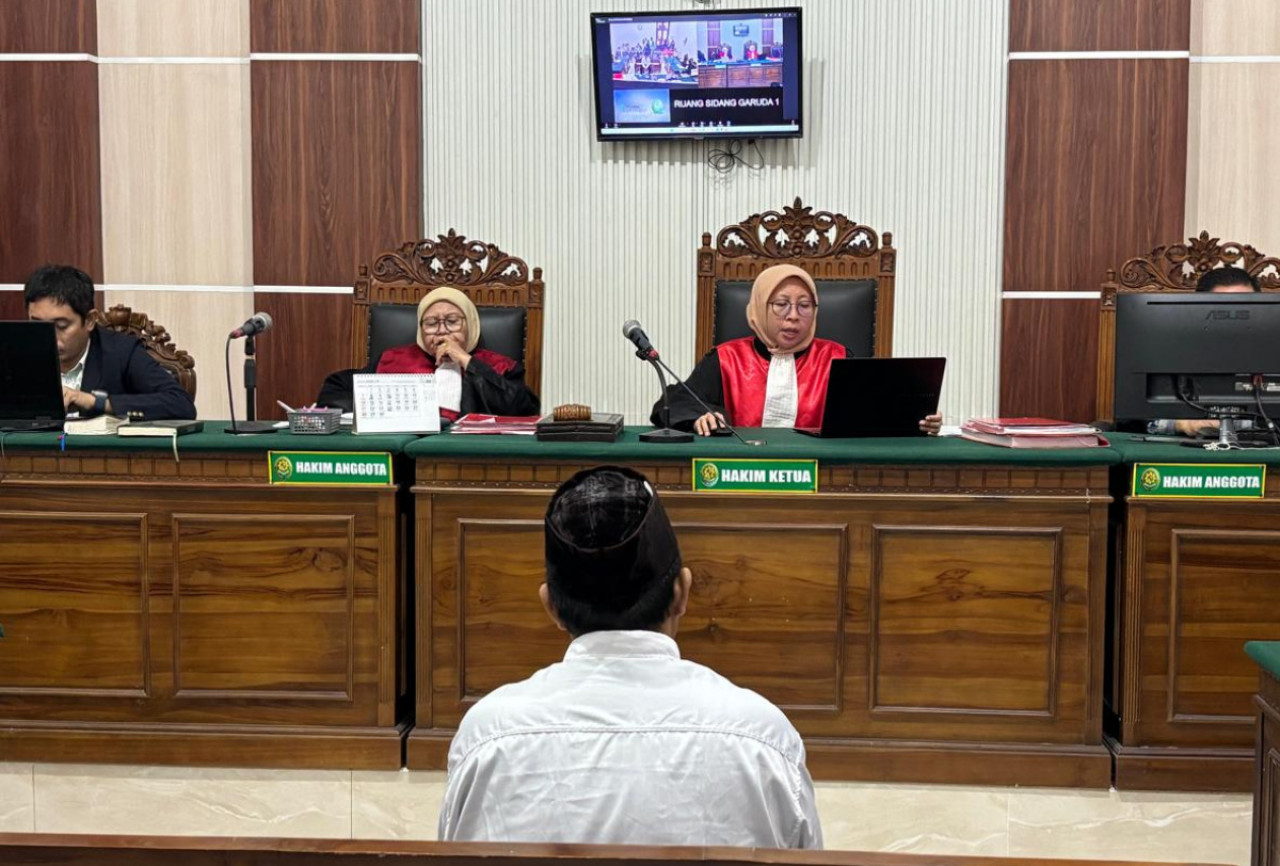 Majelis Hakim Pengadilan Negeri Surabaya menjatuhkan hukuman satu tahun penjara kepada YS.