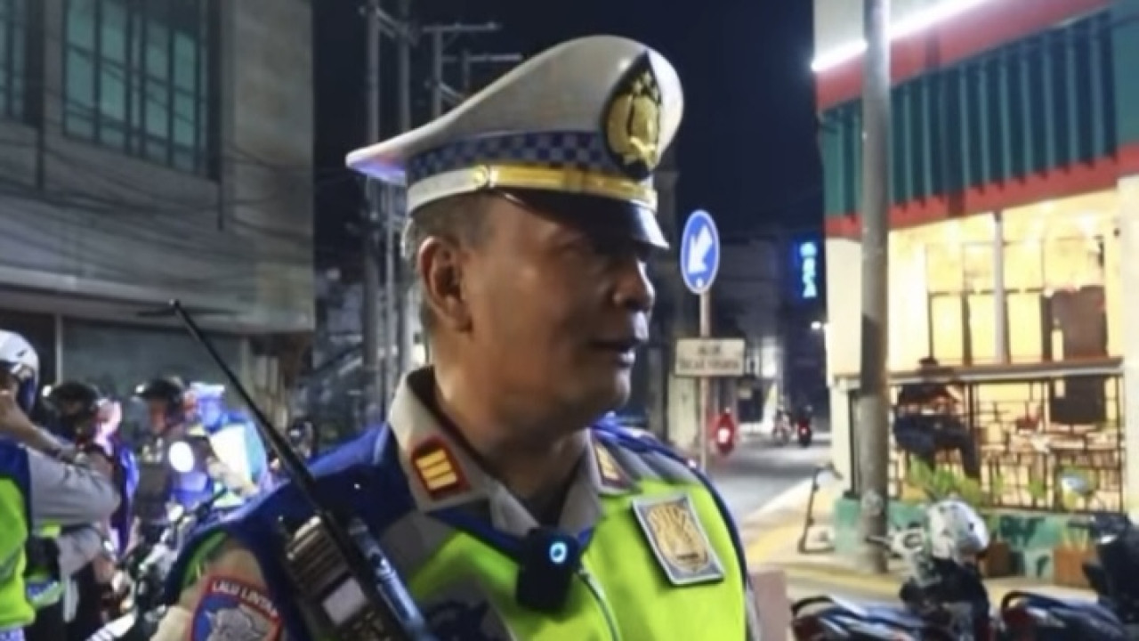 Petugas Satlantas Polres Pelabuhan Tanjung Perak saat memeriksa kelaikan bus dan angkutan umum para peziarah di Wisata Religi Sunan Ampel. (Foto: Sujianto/jatimnow.com)
