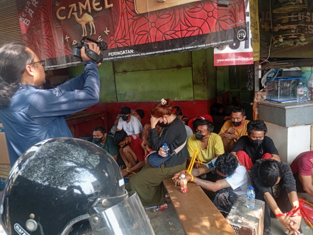 Belasan orang diamankan dalam penggerebekan di Jalan Kunti Surabaya. (Foto: Nur Alifan/jatimnow.com)