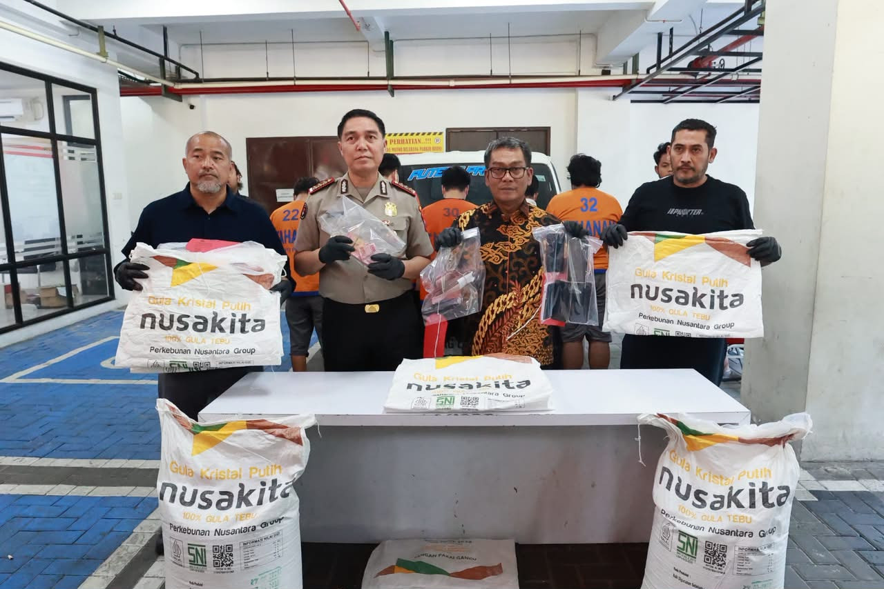 Polisi menunjukkan barang bukti kasus dugaan penipuan dan penggelapan gula. (Foto: Bidhumas Polda Jatim)
