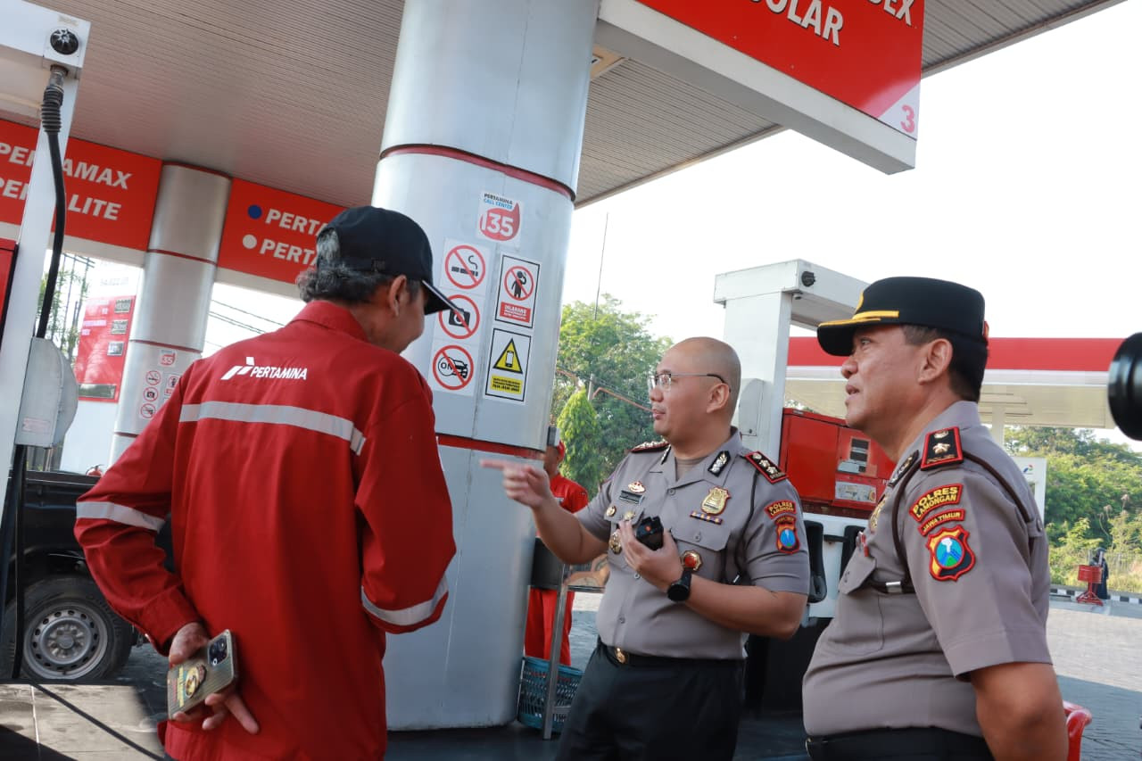 Kapolres Lamongan saat mengecak stok BBM di SPBU Sidoharjo Lamongan. (Foto : Humas Polres Lamongan for jatimnow.com).