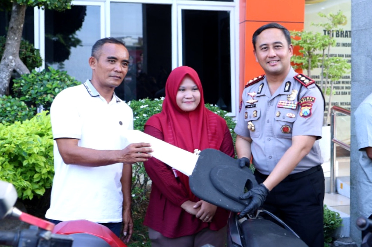 Kapolres Gresik AKBP Ramadhan Nasution mengembalikan sepeda motor kepada pemiliknya yang menjadi korban curanmor. (Foto: Polres Gresik for jatimnow.com)