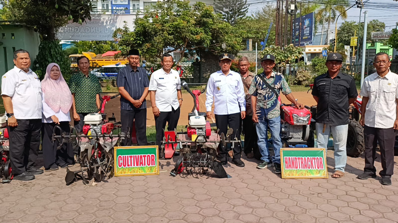 Kelompok tani di Tulungagung yang menerima bantuan Alsintan. (Foto: Bramanta/jatimnow.com)