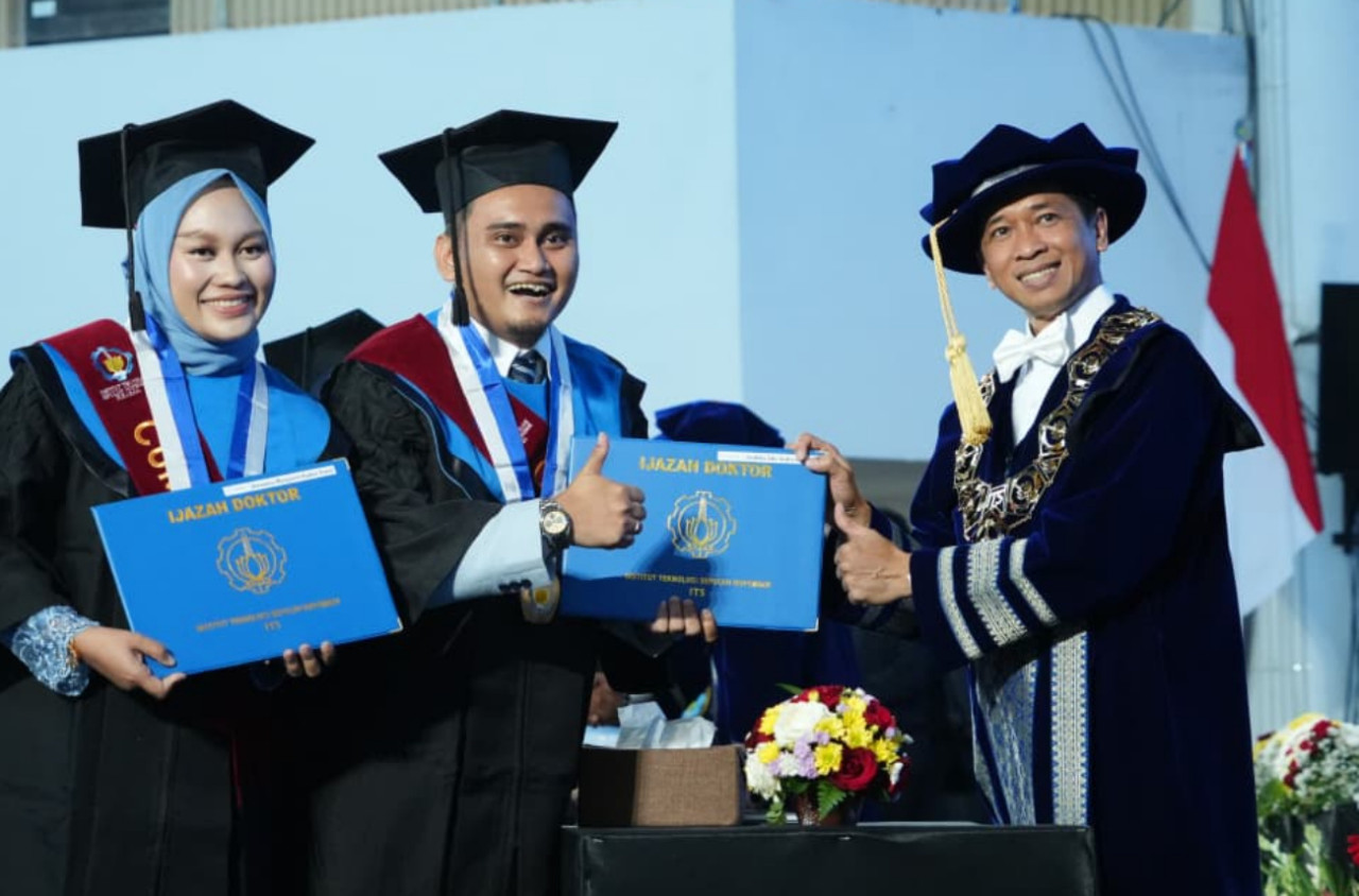 Rossana Margaret Kadar Yanti (kiri) dan Andika Ade Indra Saputra (dua dari kiri) saat resmi dikukuhkan oleh Rektor ITS Prof Bambang Pramujati dalam Wisuda ke-134 ITS. (Foto: Humas ITS for jatimnow.com)