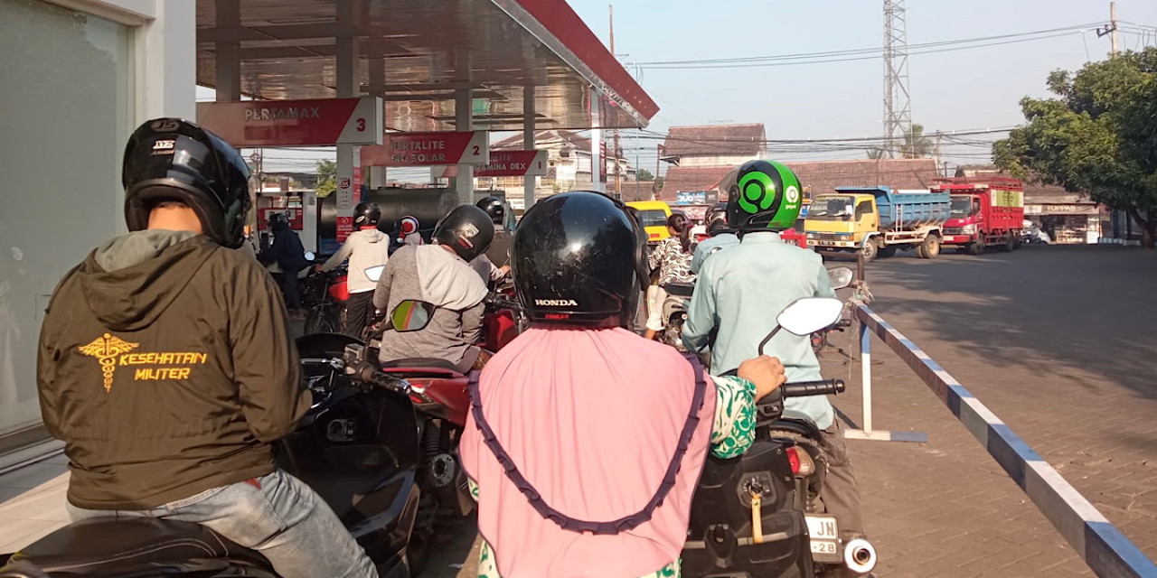 Kondisi antrean BBM di salah satu SPBU di Jember. (Foto: Sugianto/jatimnow.com)