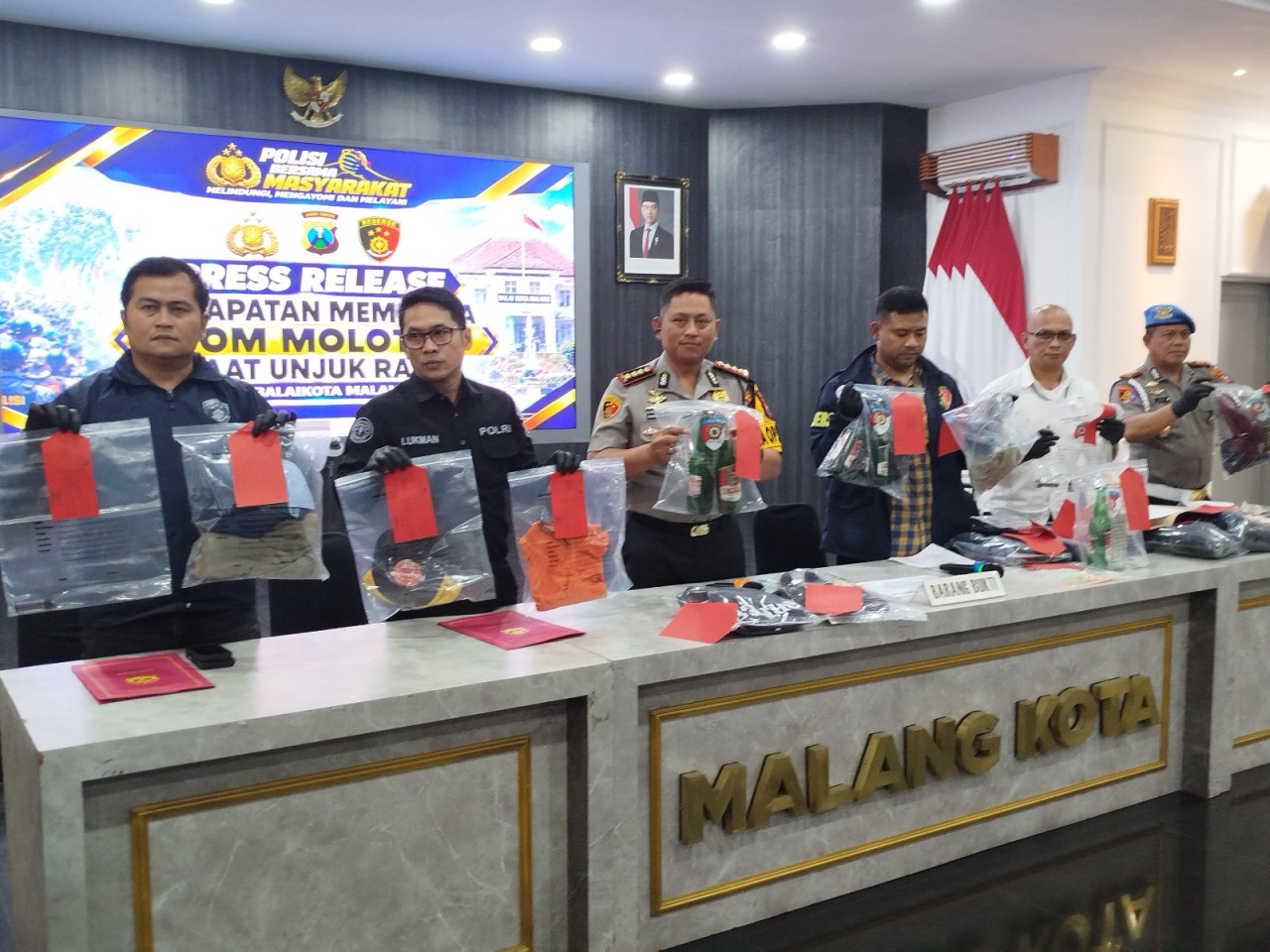 Sebanyak 12 pemuda jadi tersangka usai bawa bom molotov saat demo 28 Oktober. (Foto: Aris/jatimnow.com)
