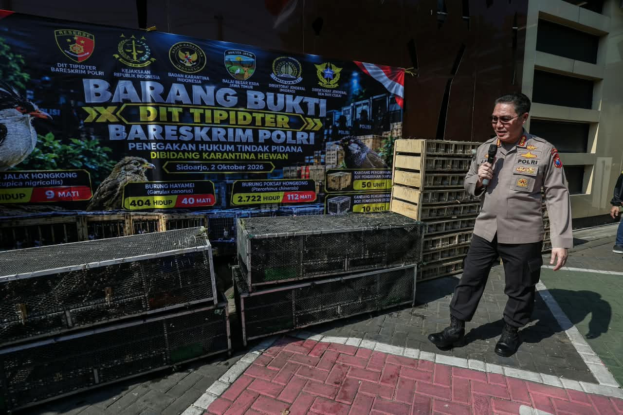 Kabid Humas Polda Jatim Kombes Pol Jules Abraham Abast menunjukkan barang bukti. (Foto: Polda Jatim/jatimnow.com)