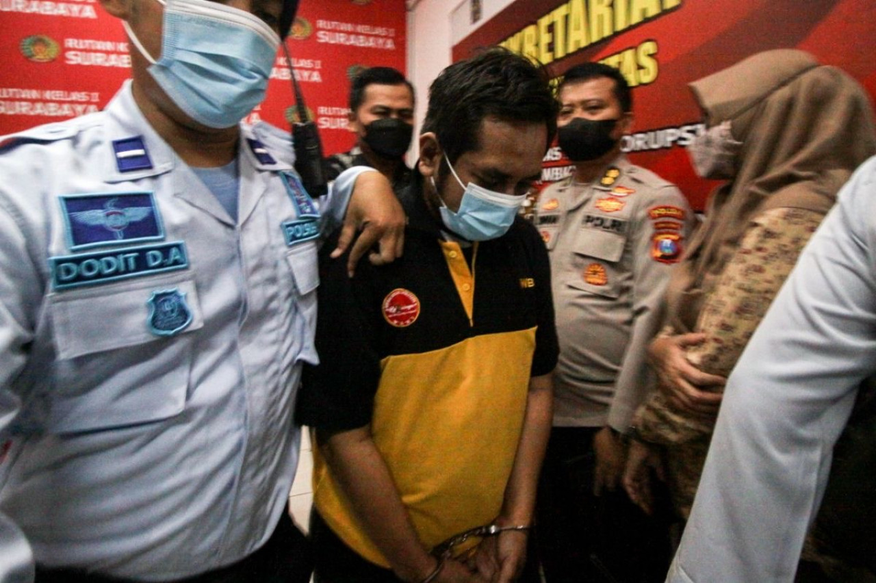 Bechi saat dibawa masuk ke Lapas Medaeng di awal penahanannya. (dok. jatimnow.com)