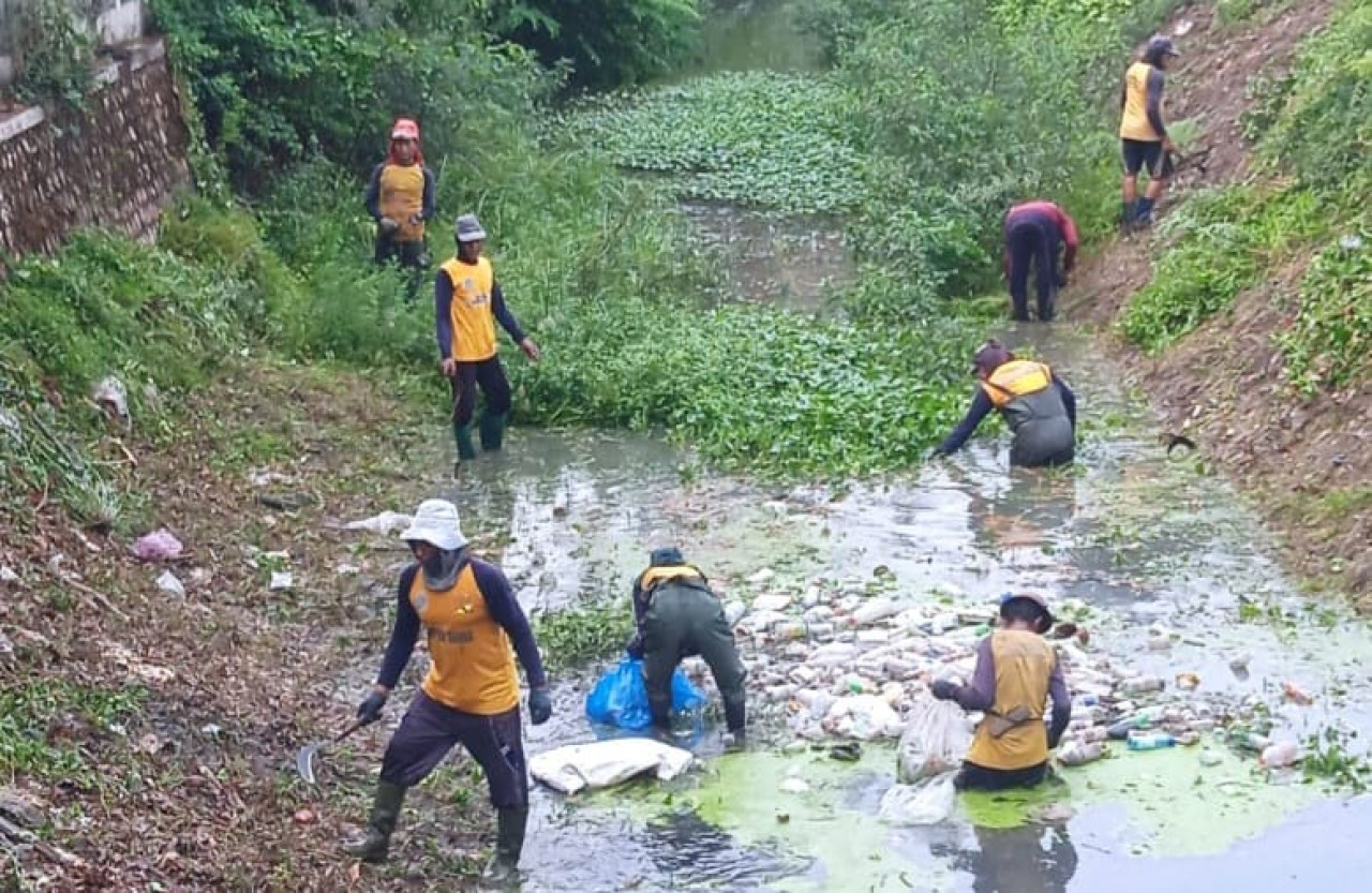 Penanganan saluran air melalui program Gempur Saloka di Kabupaten Lamongan. (Foto: Humas Pemkab Lamongan for jatimnow.com)
