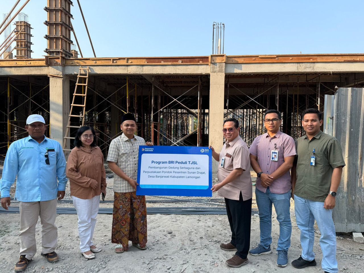 BRI Lamongan Salurkan Bantuan Program TJSL di Ponpes Sunan Drajat