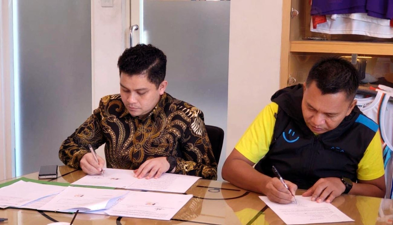 Penandatanganan nota kesepahaman antara Branch Office Head BRI BO Jemursari Surabaya Octarez Abi Ibrahim dan Presiden Persebaya Azrul Ananda. (Foto/jatimnow.com)