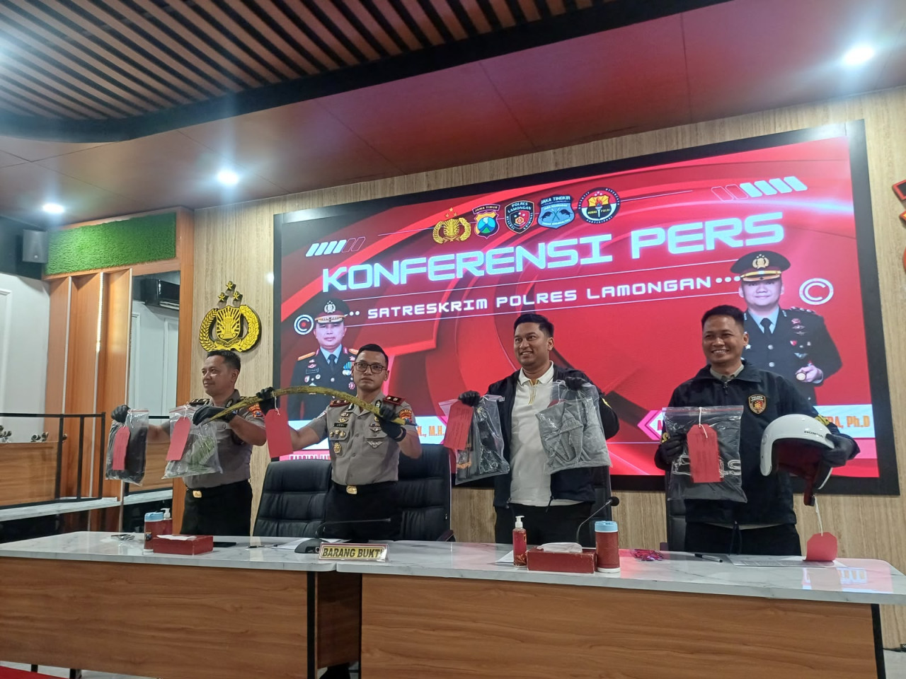 Pers rilis pengungkapan kasus kekerasan menggunakan senjata tajam oleh Satreskrim Polres Lamongan. (Foto: Adyad Ammy Iffansah/jatimnow.com)
