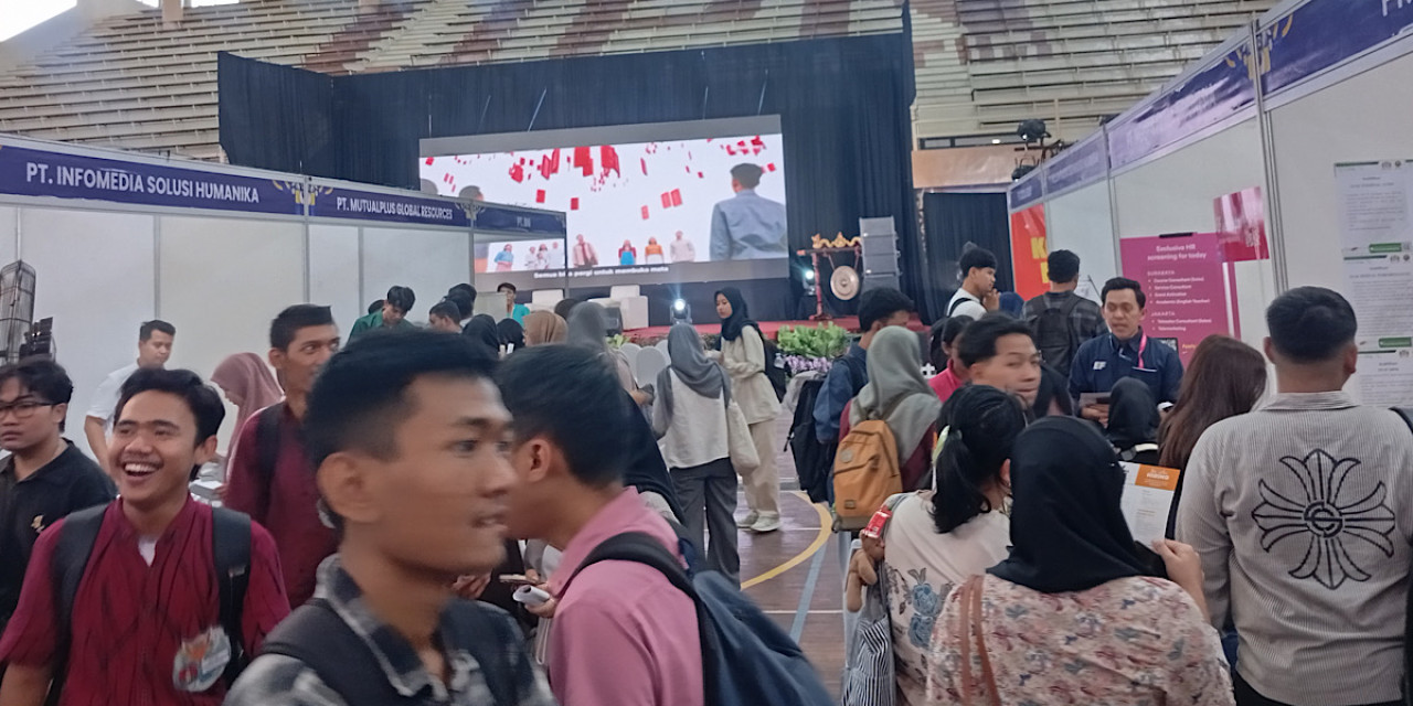 Suasana Job Fair & Youth Entrepreneur Festival (JYEF) 2026 yang digelar Universitas Pembangunan Nasional (UPN) Veteran Jawa Timur. (Foto: Nur Alifan/jatimnow.com)