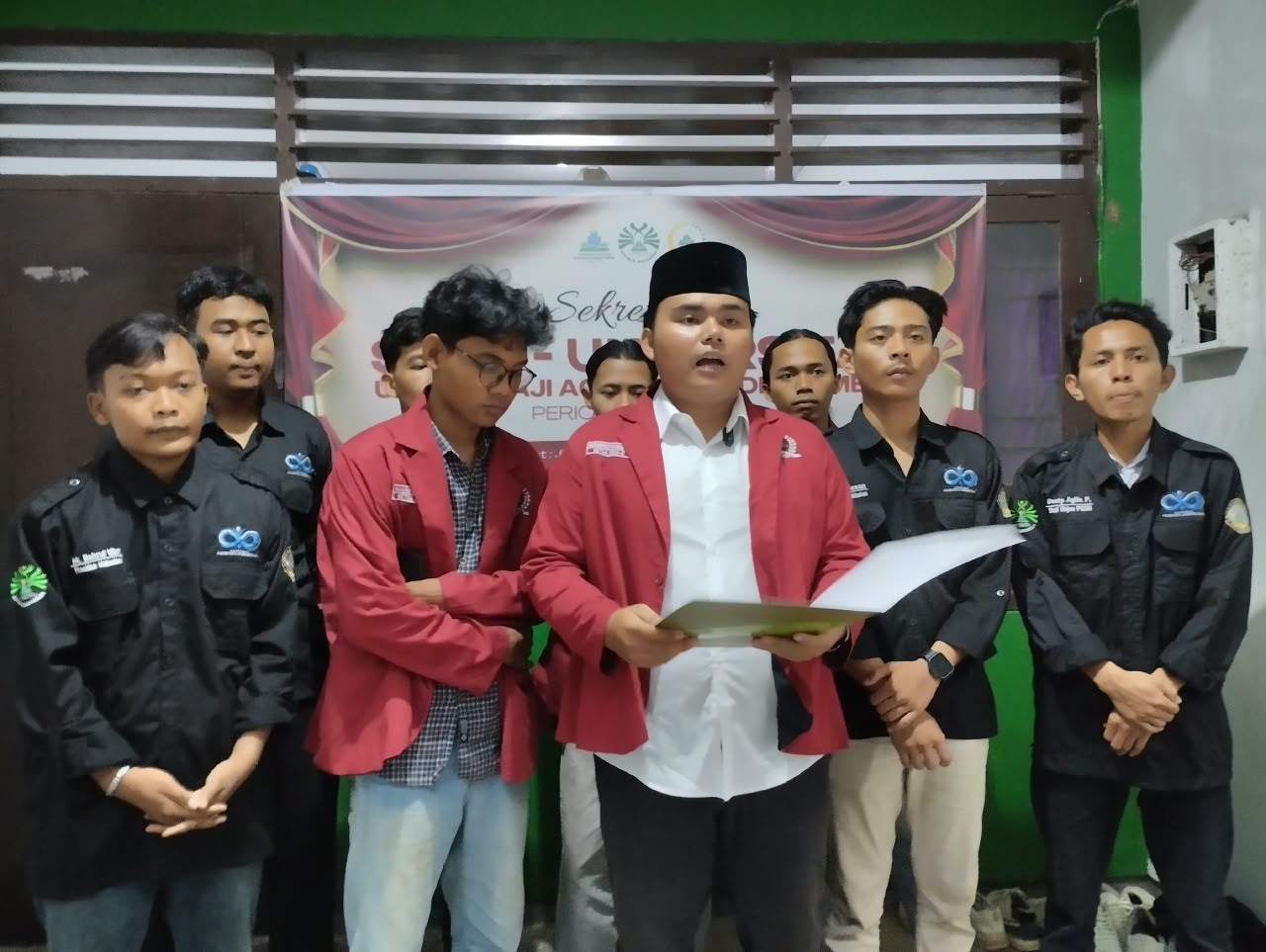 SEMA-DEMA UIN KHAS Jember menolak pemaparan Visi-Misi Calon Rektor di Lumajang. (Foto: Fadli for jatimnow.com)