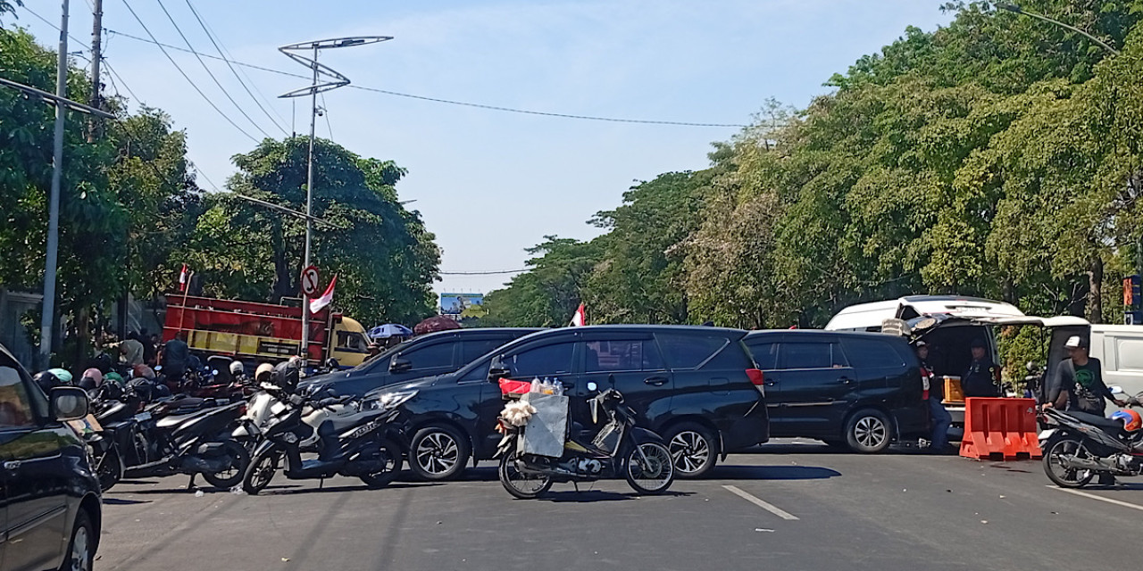 Massa ARSAS Kembali Tutup Jalan A Yani Depan Polda Jatim, Desak Kepastian Kasus HiQua