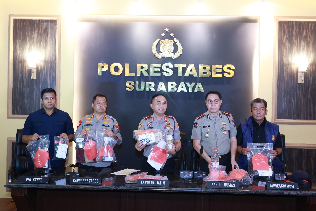 Kapolda Jatim Irjen Pol Dekananto Eko Purwono didampingi Kapolrestabes Surabaya Kombes Pol Luthfie Sulistiawan saat rilis pengamanan demo di Surabaya. (Foto: Sujianto/jatimnow.com)