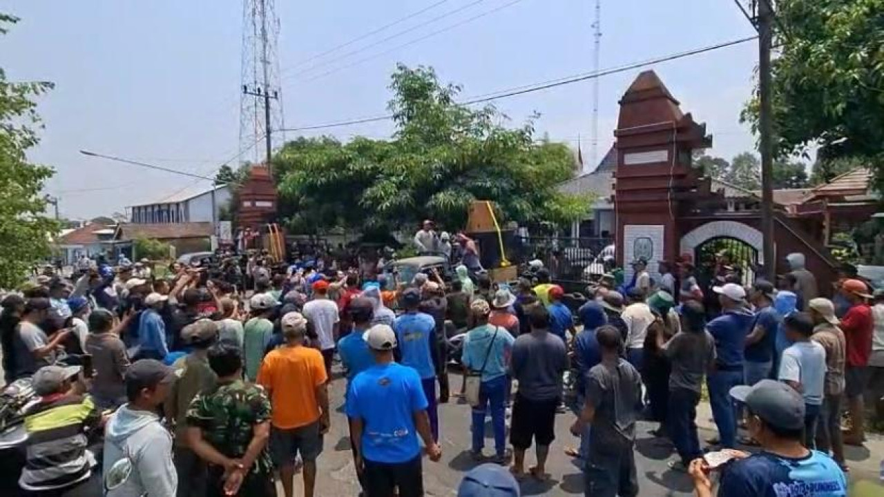 Ribuan warga menggelar aksi damai di depan Kantor Kecamatan Puncu, Kabupaten Kediri, Senin (12/10/2026). (dok. jatimnow.com)