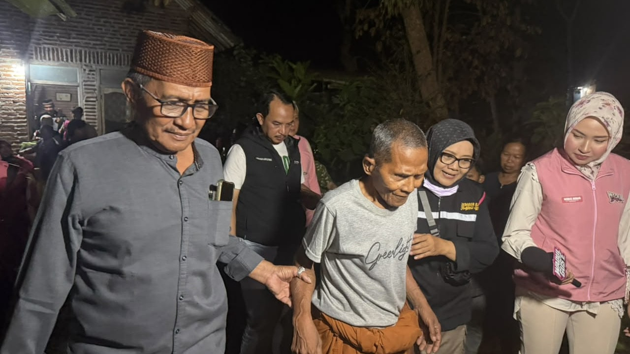 Program Homecare Pemerintah Kabupaten Jember membantu penanganan Amze Suminah, lansia berusia 71 tahun asal Kecamatan Sumberbaru yang mengalami luka kaki kronis selama 15 tahun. (Foto: Diskominfo Jember/jatimnow.com)